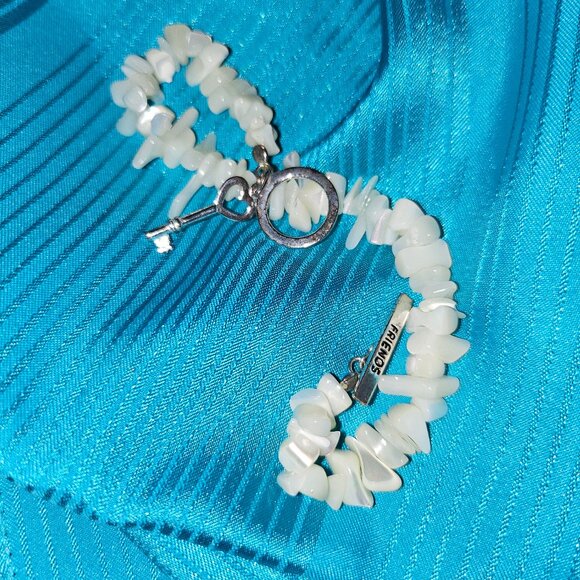 MOTHER OF PEARL CHIP TOGGLE CLASP BRACELET  WITH HEART KEY AND FRIENDSHIP CHARM - Picture 5 of 10